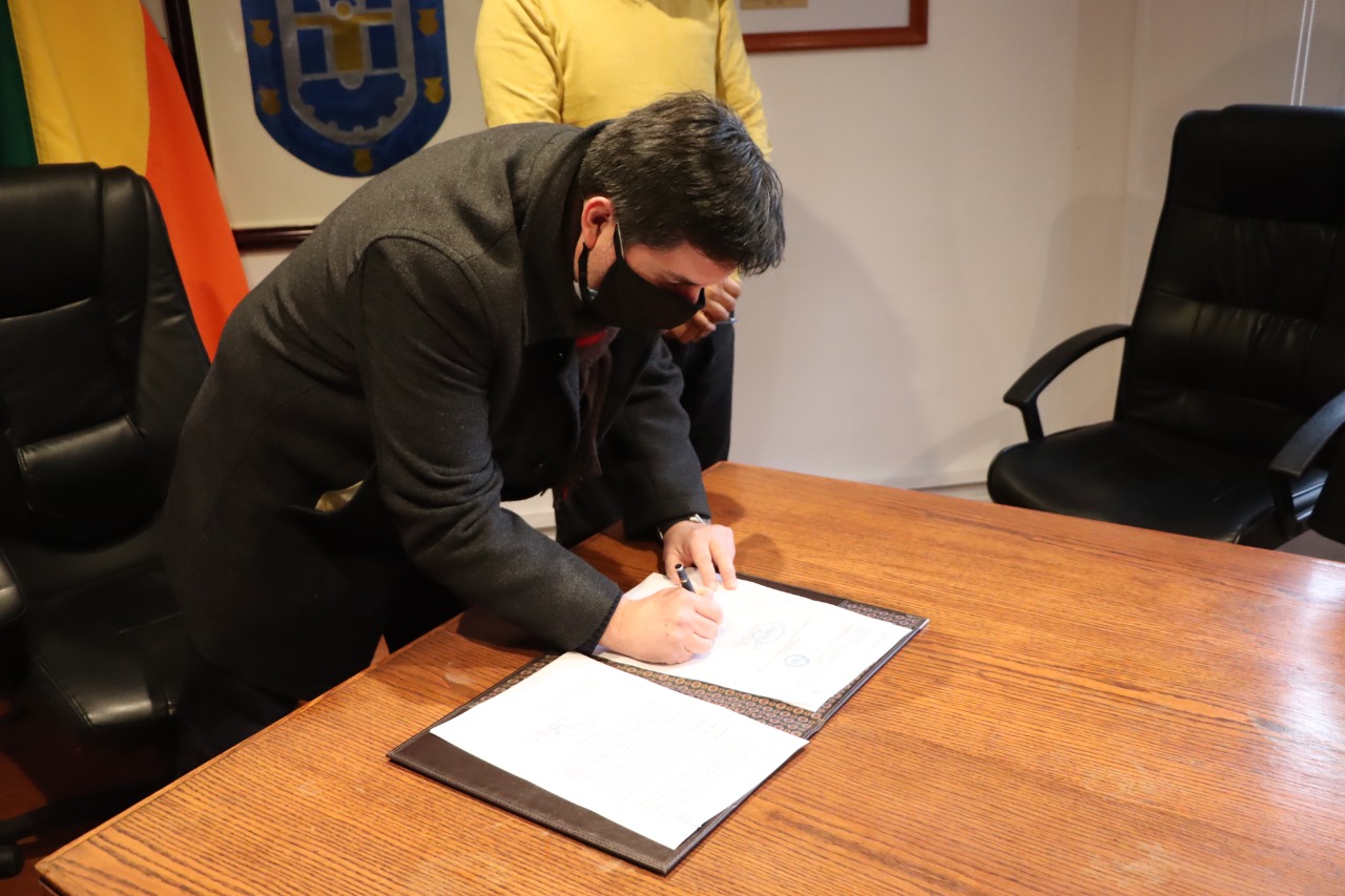 Municipio y CENABAST firman importante convenio