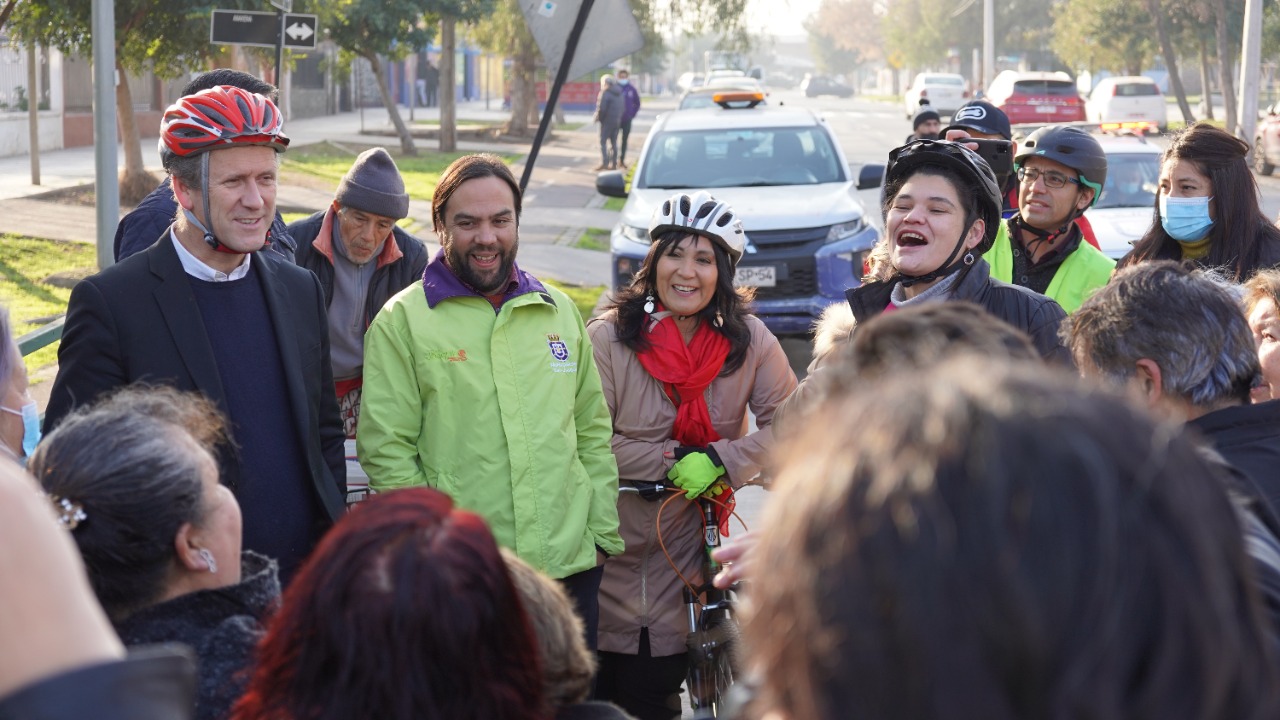 Ministro de Transporte y Telecomunicaciones llega a nuestra comuna en bicicleta