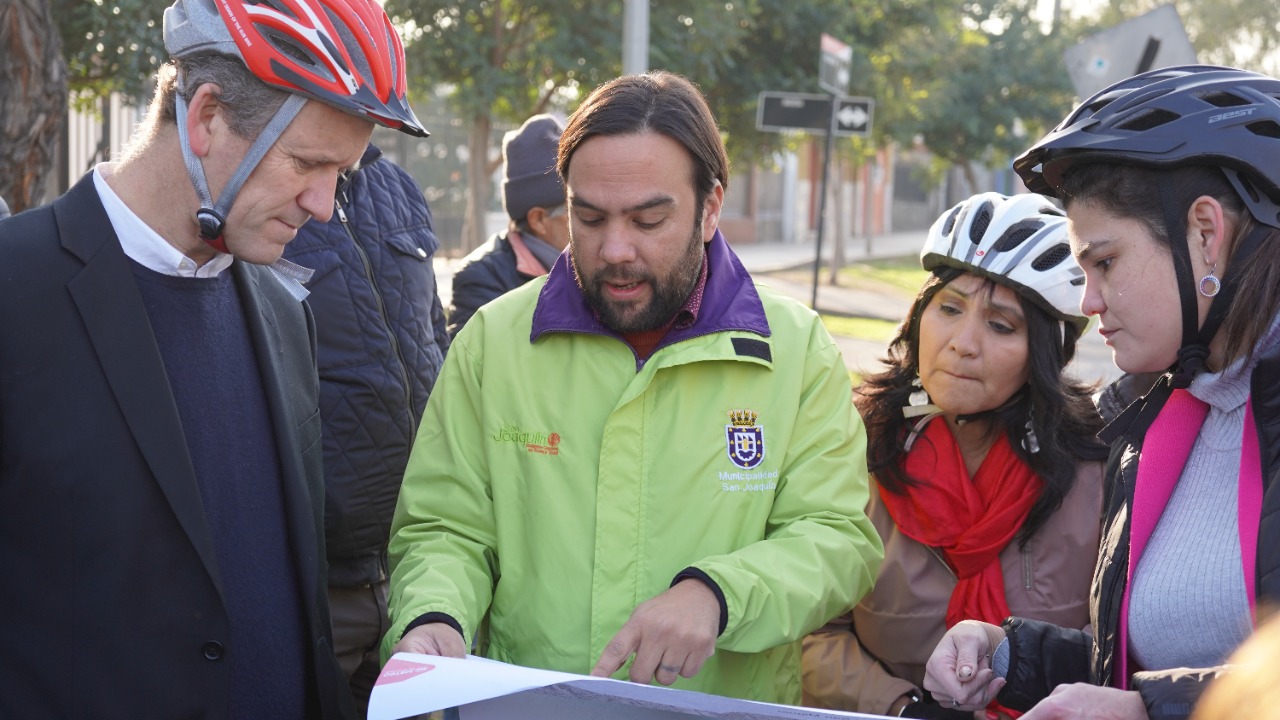 Ministro de Transporte y Telecomunicaciones llega a nuestra comuna en bicicleta